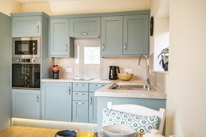 Bacchus, Goose Beck Cottages, nr York: Well-equipped kitchen