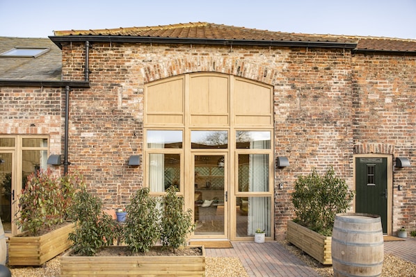 Rondo, Tockwith nr York: Entrance with patio area