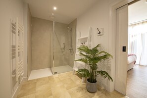 Rondo, Tockwith nr York: Large shower room, offering wheelchair users step free access and wide doors