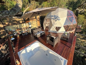 Outdoor spa tub