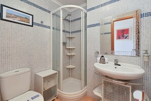 Salle de bain avec douche