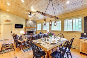 Dining Area | High Chair | Free WiFi | Central A/C & Heating