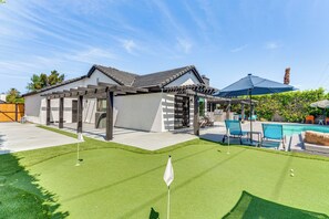 Private Backyard | Putting Green