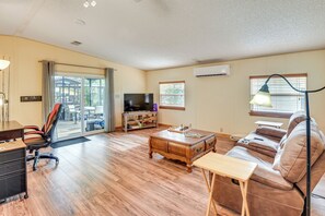 Living Room | Free WiFi | Smart TV | Mini-Split A/C | Desk