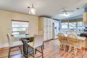 Dining Area | Kitchen