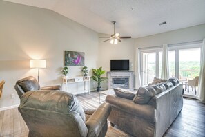 Living Room | Free WiFi | Smart TV | Fireplace
