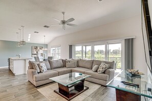 Living Room | Free WiFi | Smart TV | Central A/C