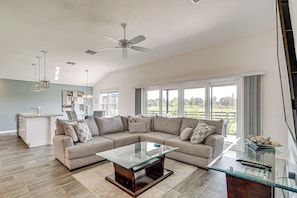 Living Room | Free WiFi | Smart TV | Central A/C