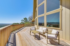 Wraparound Deck | Mountain Views | 32 Mi to Yosemite National Park