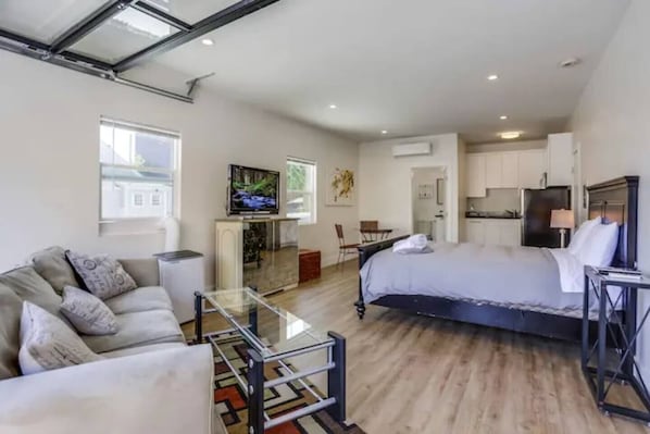 Spacious studio apartment in the heart of Hillcrest