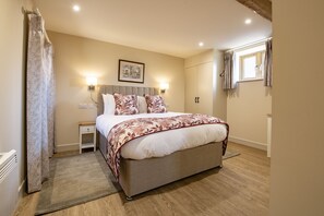 Divico, Goose Beck Cottages, nr York: Bedroom with 5' king-size bed