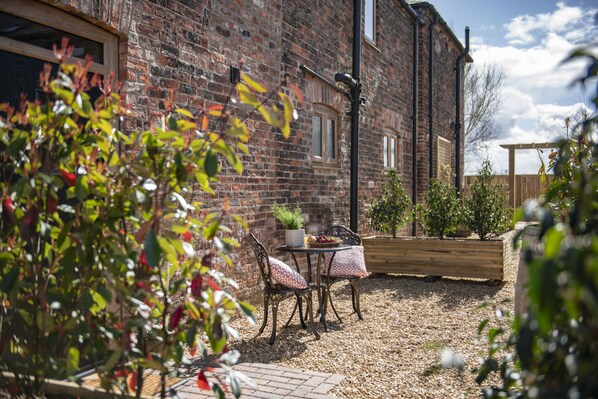 Divico, Goose Beck Cottages, nr York: Private patio and seating area