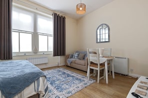 Close to Beach and Town Centre