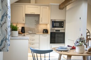 Phoenix, Goose Beck Cottages, nr York: Well-equipped kitchen