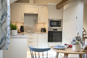 Phoenix, Goose Beck Cottages, nr York: Well-equipped kitchen