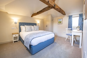 Phoenix, Goose Beck Cottages, nr York: Master bedroom featuring exposed beams