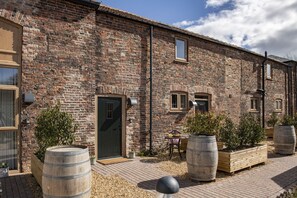 Phoenix, Goose Beck Cottages, nr York: Private patio area