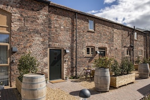 Phoenix, Goose Beck Cottages, nr York: Private patio area