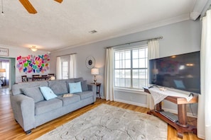Living Room | Queen Murphy Bed | Free WiFi | Board Games
