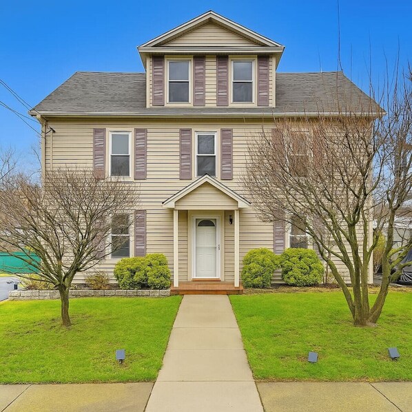 Mamaroneck Vacation Rental | 3BR | 3BA | 1 Step Required | 1,997 Sq Ft