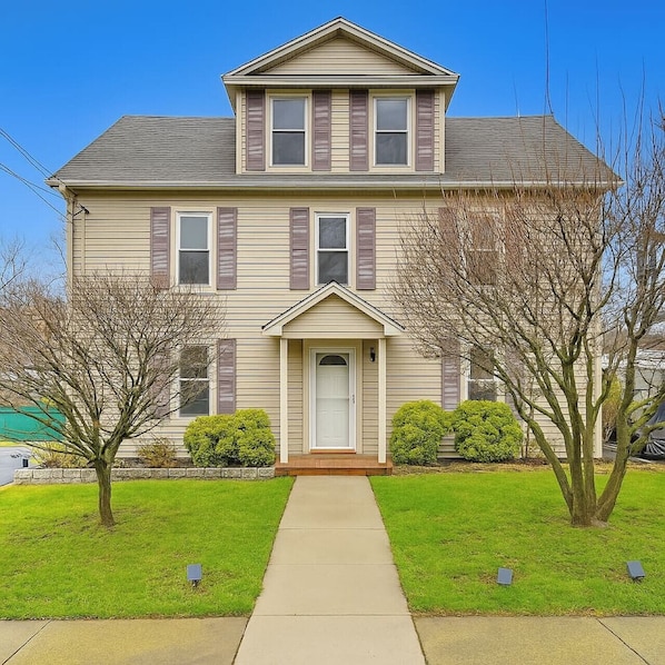 Mamaroneck Vacation Rental | 3BR | 3BA | 1 Step Required | 1,997 Sq Ft