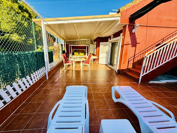 Our spacious terrace is your private relaxation haven. Soak up the sun on the hammocks, enjoy al fresco lunches and dinners at the table, and make the most of the barbecue for unforgettable moments.