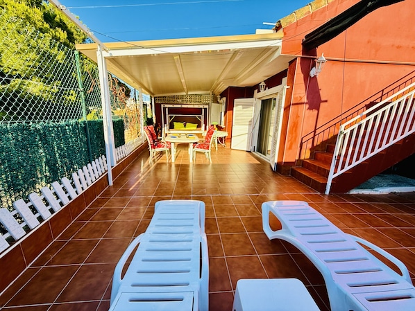 Our spacious terrace is your private relaxation haven. Soak up the sun on the hammocks, enjoy al fresco lunches and dinners at the table, and make the most of the barbecue for unforgettable moments.