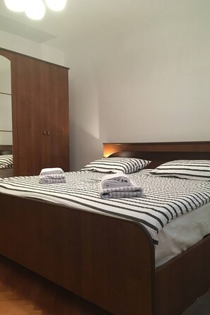 Schlafzimmer 1