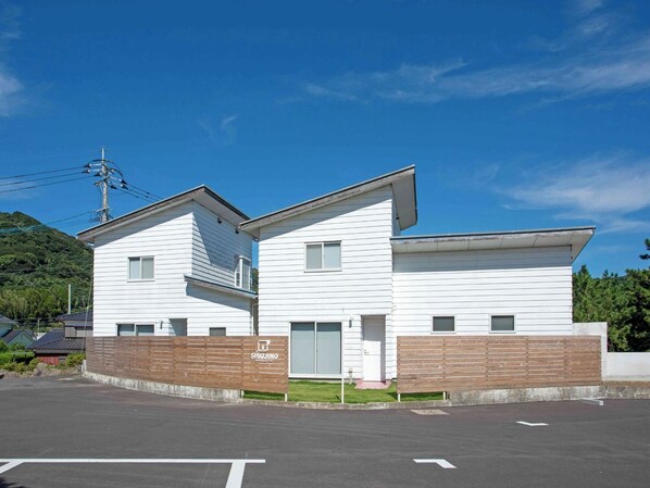 ・[Exterior] The white-walled building is the landmark