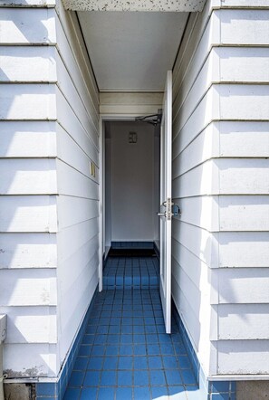 ・【Entrance】This is the entrance to the room