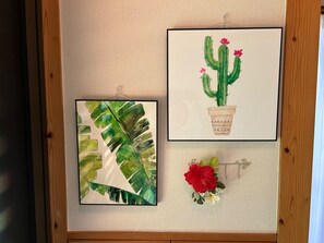 At the entrance, guests are greeted with Okinawan welcome art and a cute room key hook, created with the host's particular attention to detail.