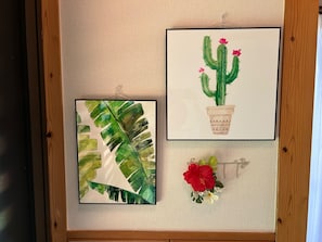 At the entrance, guests are greeted with Okinawan welcome art and a cute room key hook, created with the host's particular attention to detail.