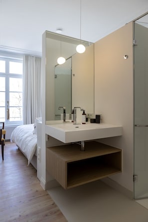 Bathroom ensuite to the spacious bedroom with rain shower