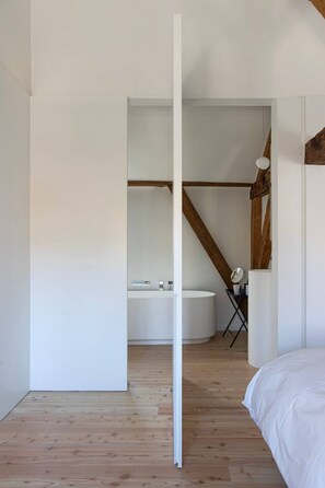 Bathroom with bad ensuite to the bedroom