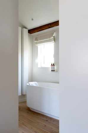 Bathroom with bad ensuite to the bedroom