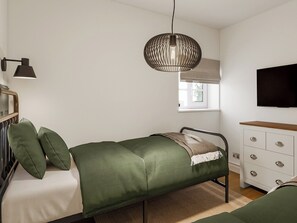 Twin bedroom | Huxley’s Cottage - Coastal Cottages, Sedgeford
