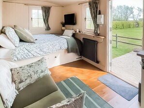 Open plan living space | Shepherds Hut, Laneham