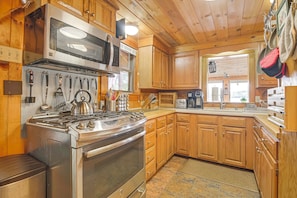 Kitchen | Keurig/Drip Coffee Maker | Toaster | Blender | Cooking Basics