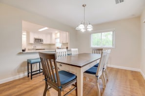 Dining Area | Dishware/Flatware Provided
