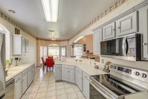 Kitchen | Keurig Coffee Maker | Dishwasher | Air Fryer | Blender | 1st Floor
