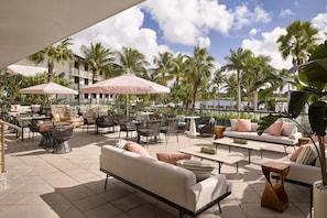 Onsite bar/lounge
