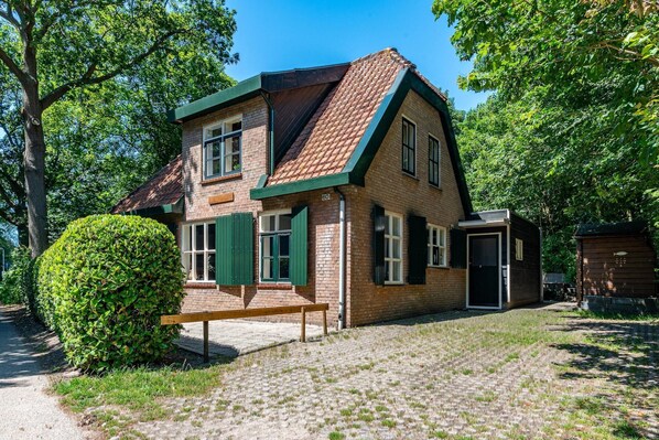Stugans exteriör [sommar]