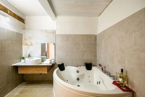 Autumn, Hot Tub, Spring, Summer, Wellness, Winter