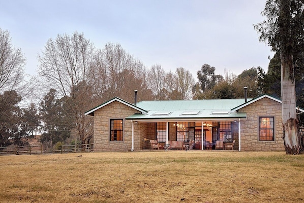 Luxury Farm Cottage in the Berg (707)