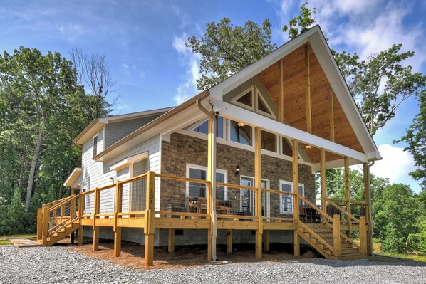 Georgia Peace Chalet is a brand-new, spacious North Georgia Mountain cabin rental