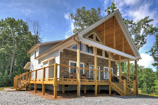 Georgia Peace Chalet is a brand-new, spacious North Georgia Mountain cabin rental
