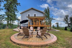 Ample parking space and easy-access driveway, ideal for trailers, boats, or multiple guests—conveniently located close to downtown Ellijay and hiking trails