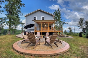 Ample parking space and easy-access driveway, ideal for trailers, boats, or multiple guests—conveniently located close to downtown Ellijay and hiking trails