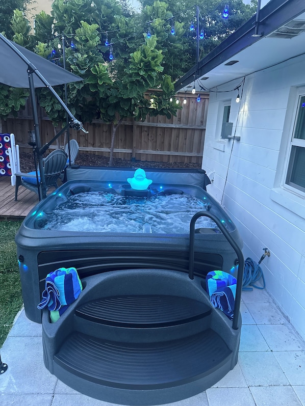 Outdoor spa tub