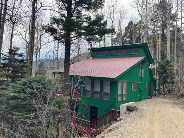 The home from the entrance to the driveway